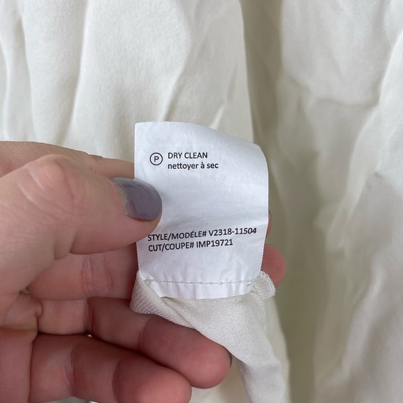 Vince 100% Silk Ivory V Neck Long Sleeve Top Sz L Button Quiet Luxury Mature - Picture 8 of 10